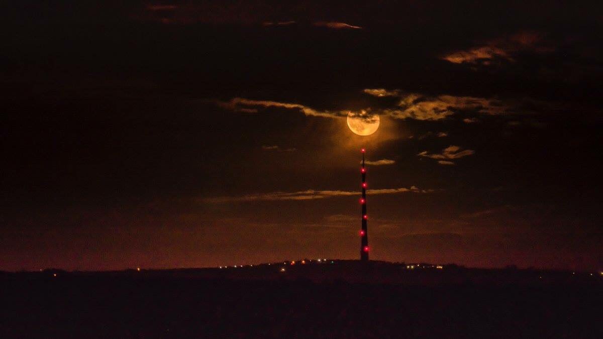 johnnev1974's tweet photo. Emley moor mast popping the moon https://t.co/jaaiisvWto