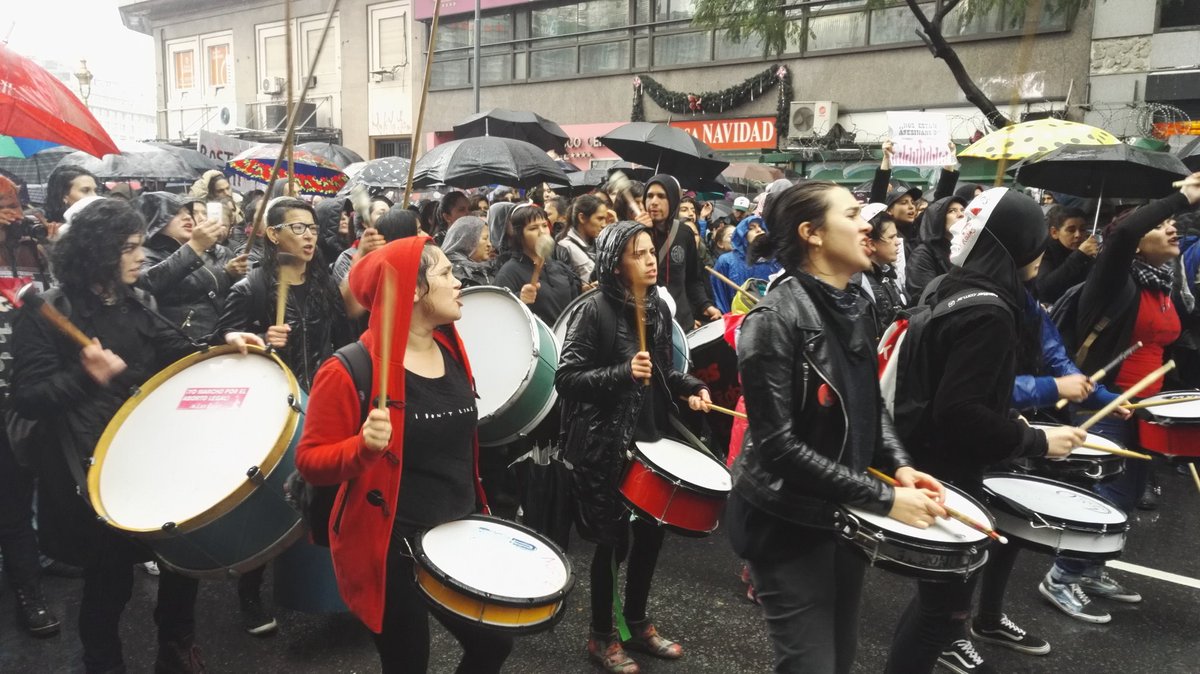 zuzaradzik's tweet photo. #NiUnaMenos protesty przeciw przemocy wobec kobiet w Buenos Aires https://t.co/N4PqdDKcrp