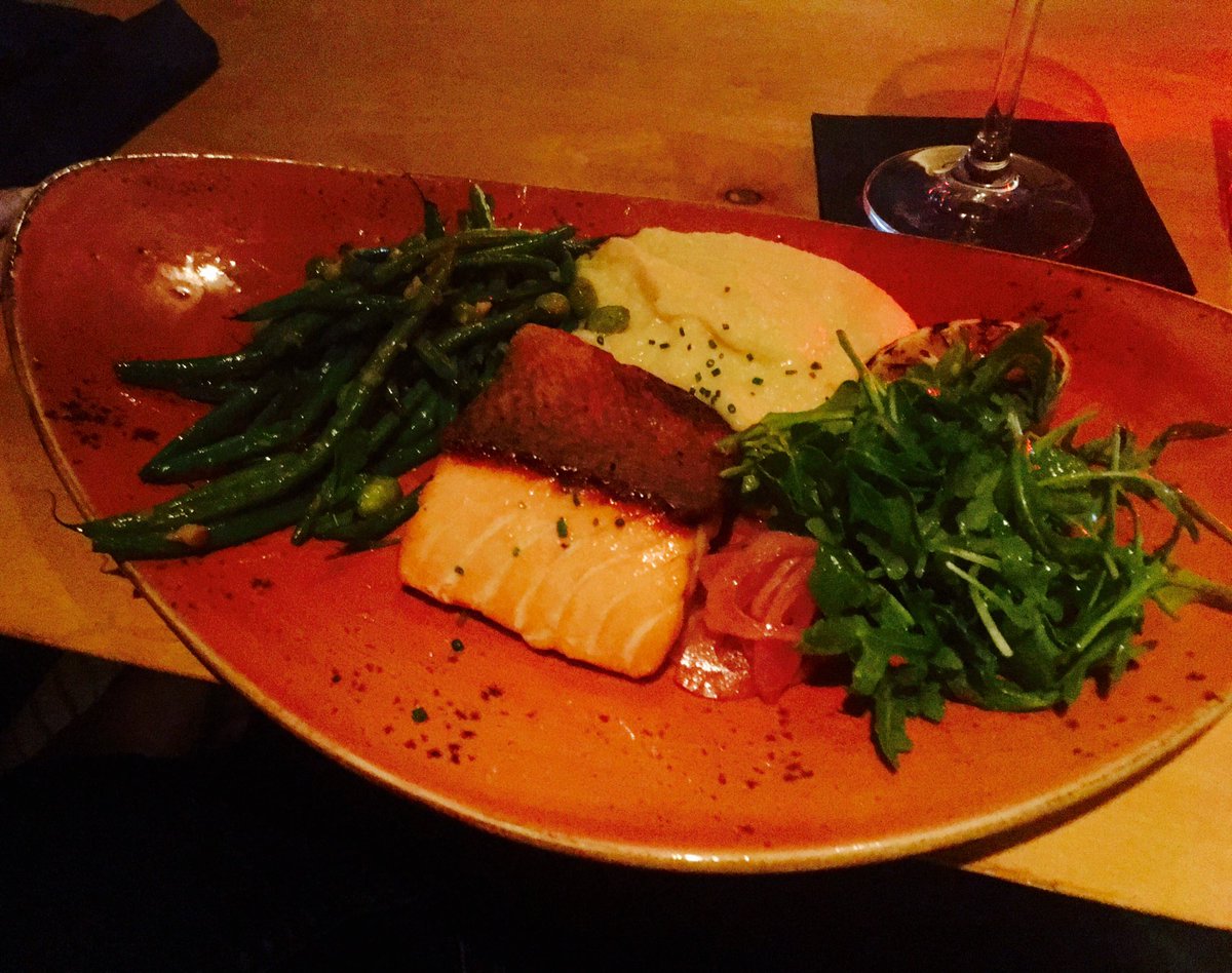 LoveLindaWang's tweet photo. 🔴Had a wonderful dinner🍽by the water⛴front @ #BaleenKitchen🍾on #PortofinoWay #PanRoastedSalmon 
#greenbeans + HandMashed #potatoes🍴Perfect‼️ https://t.co/HKB4GjjCY1
