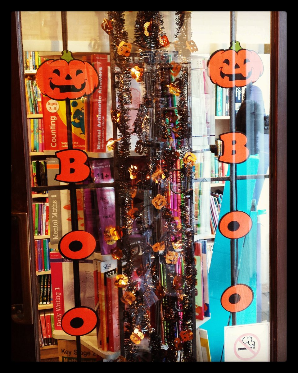 ChingfordBooks's tweet photo. Just a small touch of halloween added to the windows 🎃👻👿 #HalloweenCountdown #MagicOfLocalShops ❤ #MagicOfBooks https://t.co/FbypRh0Ifl