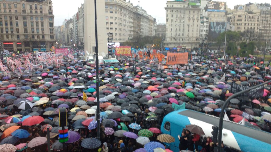 #AHORA #Obelisco Marcha hasta #PlazaDeMayo #NiUnaMenos #VivasNosQueremos #MiercolesNegro #AMPLIAREMOS