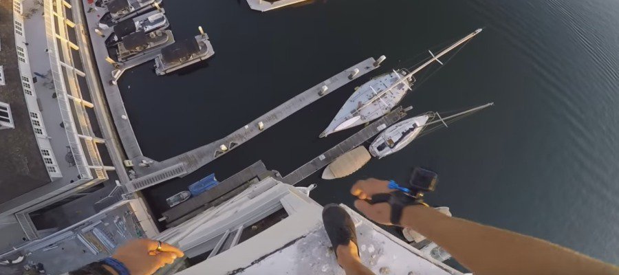 A3Noticias's tweet photo. Un youtuber salta desde una altura de 40 metros y evita chocar contra un muelle por unos centímetros https://t.co/QOQ1sFqUvh https://t.co/wzsLBt8xoh