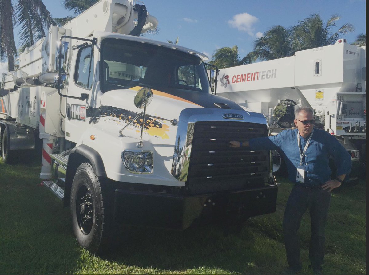 revvialibre's tweet photo. El camión vocacional SD 114 @FreightlinerMex en el Segundo Congreso de Soluciones en Concreto para la Construcción: Fotos: Luis @Zamir3000 https://t.co/TWAmp0U5FD