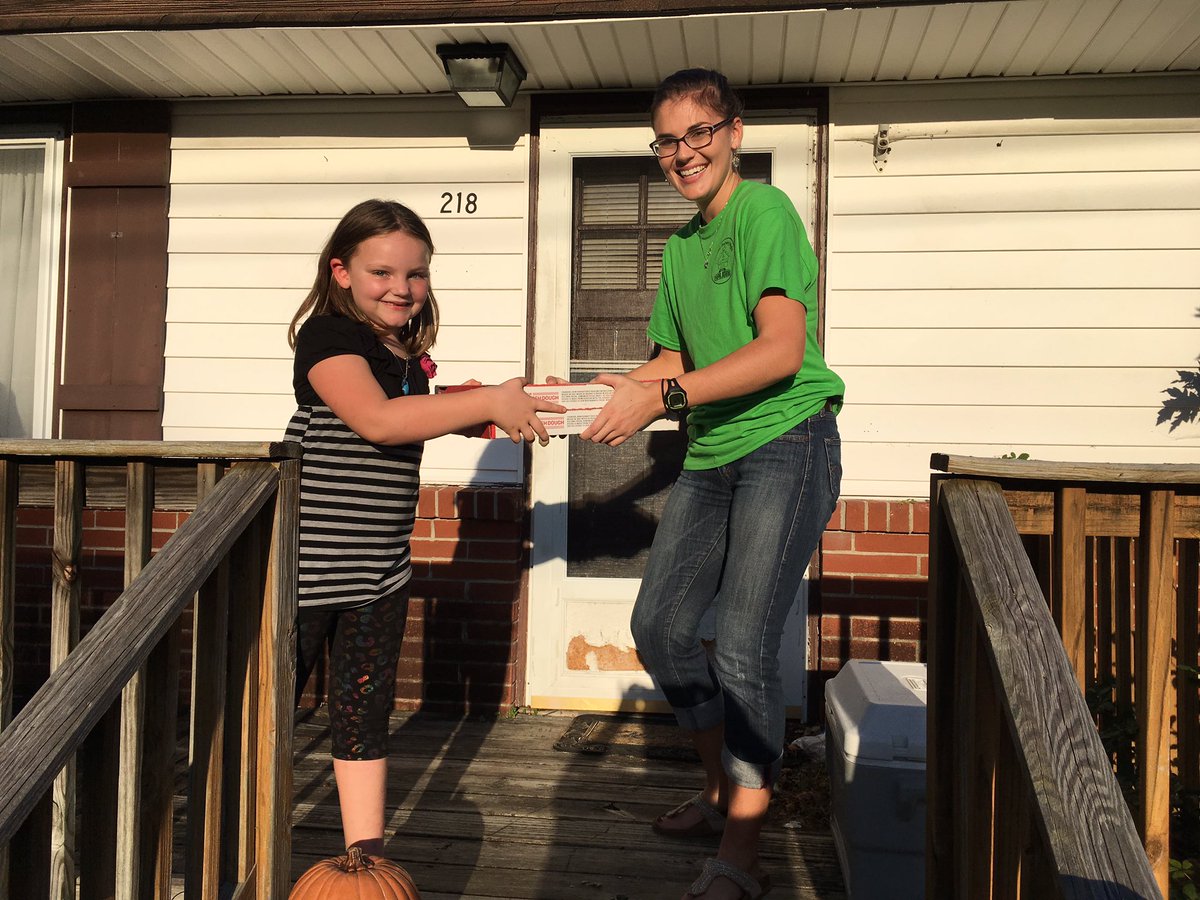 teach_element's tweet photo. Miss West was excited to deliver @PapaJohns to her student. @KraftES1 @HamptonCSchools #fundraising #loveourschool #teach_element https://t.co/g0YuTj1kxn