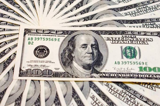 exame's tweet photo. Dólar cai 0,44% e vai ao menor patamar em mais de 2 meses > https://t.co/Pl7LOhDdWV https://t.co/FpjETv13zS