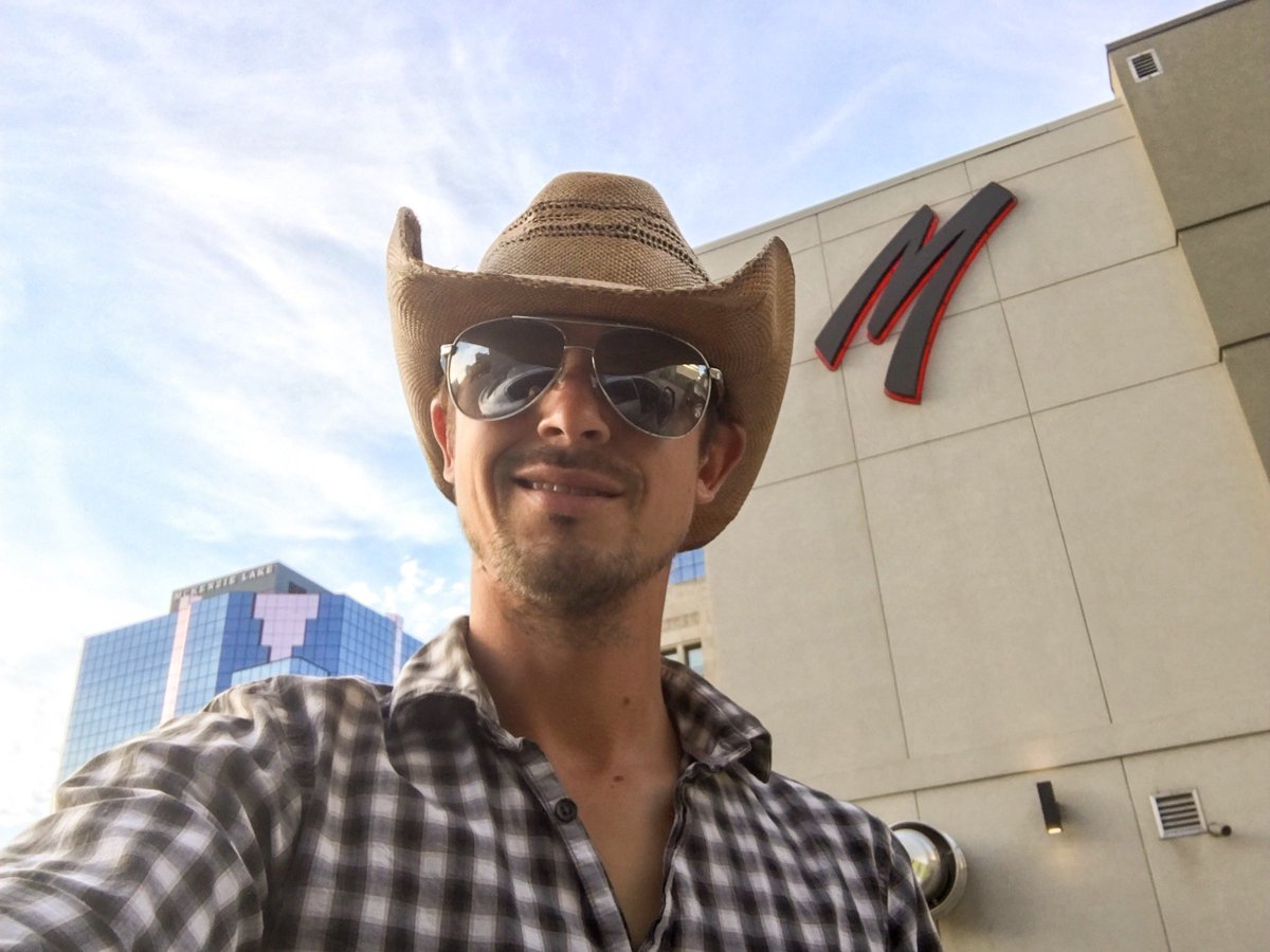 I'm here Moxie's let's do this!! @moxies_londondt <a href="/AllstageJim/">Truth Teller</a> <a href="/Country104/">Country 104</a> <a href="/LDNMusicOffice/">London Music Office 🇨🇦</a> <a href="/LDNENT/">LdnEnt Live</a> @jrmalondon #getDTL #canadiancountrymusic