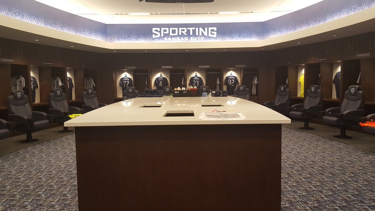 A 👀 inside the locker room ahead of #SKCvCFC https://t.co/2atxjZC1PY