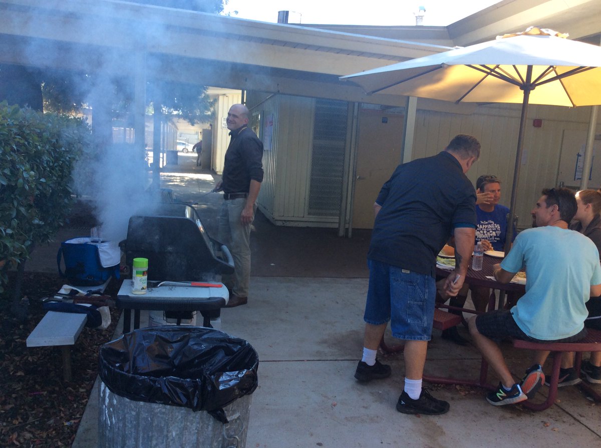 mssusanshih's tweet photo. What's cooking, @EdmsToros?  #staffbarbeque @chrisclausen #grilling #edmsfamily #staffmoraletaskforce https://t.co/IG0M8yC0fb