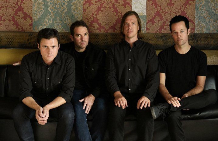 AltPress's tweet image. Simultaneously nostalgic and fresh, @jimmyeatworld&apos;s #IntegrityBlues is their best since 2004 altpress.com/features/entry…