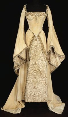 thyLady_MacBest's tweet photo. My new dress, but I'll have to take it to the tailors it doesn't quite fit right.#SizeTooSmall #Queen  #gssmackers #throwbackwednsday https://t.co/LfJo0U8iI5