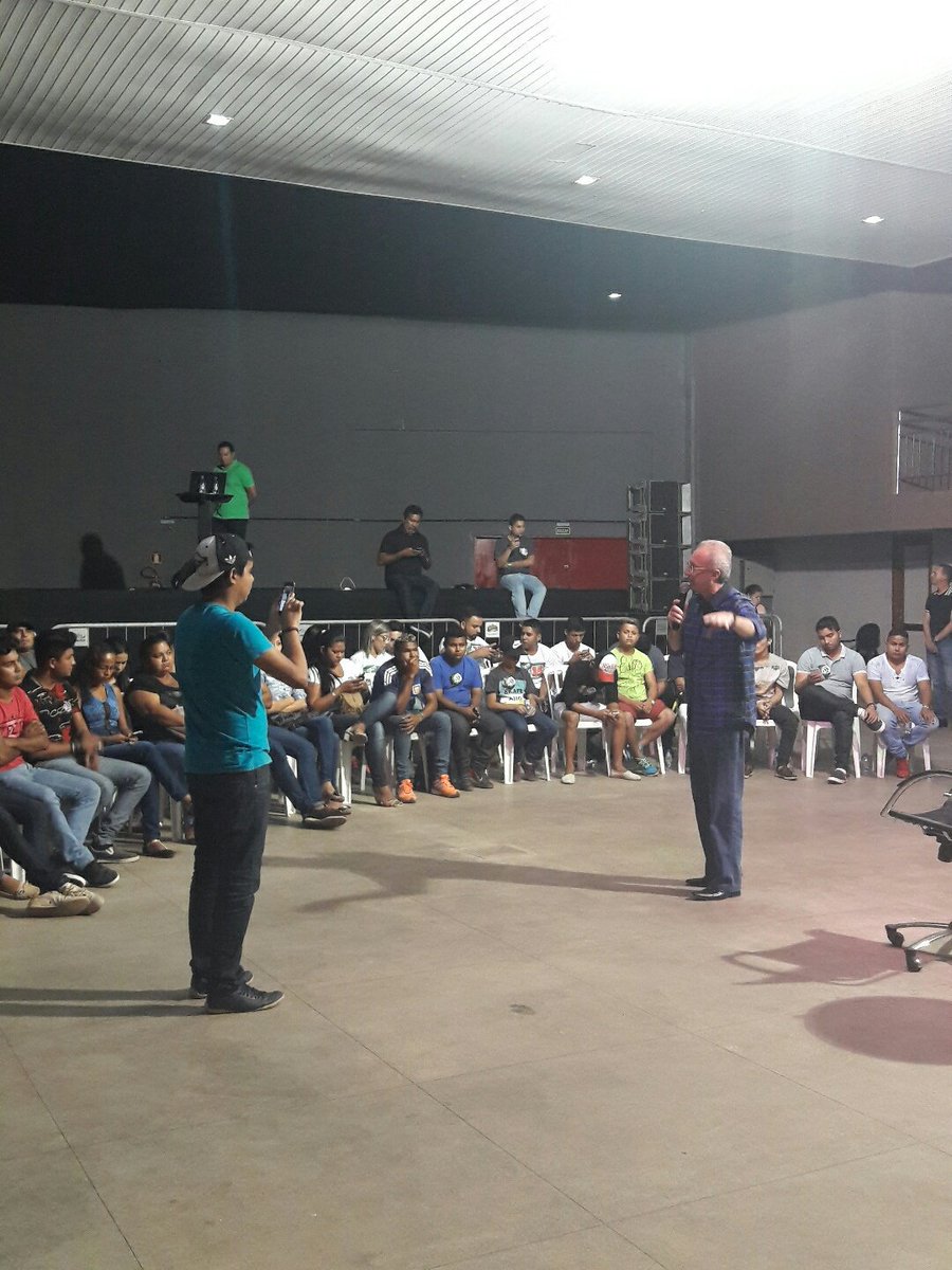 alinegurgel_ap's tweet photo. Primeiro Comício Digital é  de @GilvamOficial. Público interagindo. Vice Adio Adiomar responde as perguntas #ComicioDigital15 https://t.co/1yHyUovOiN