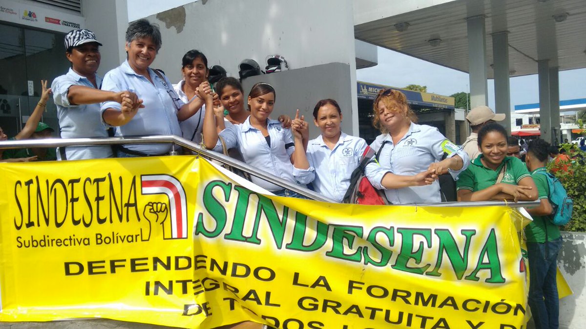 TodosSena's tweet photo. Trabajadores y aprendices Sena felices por la firma de los acuerdos pactados. 
Gracias Sindesena por la  defensa de los derechos https://t.co/kd4neE7M3G