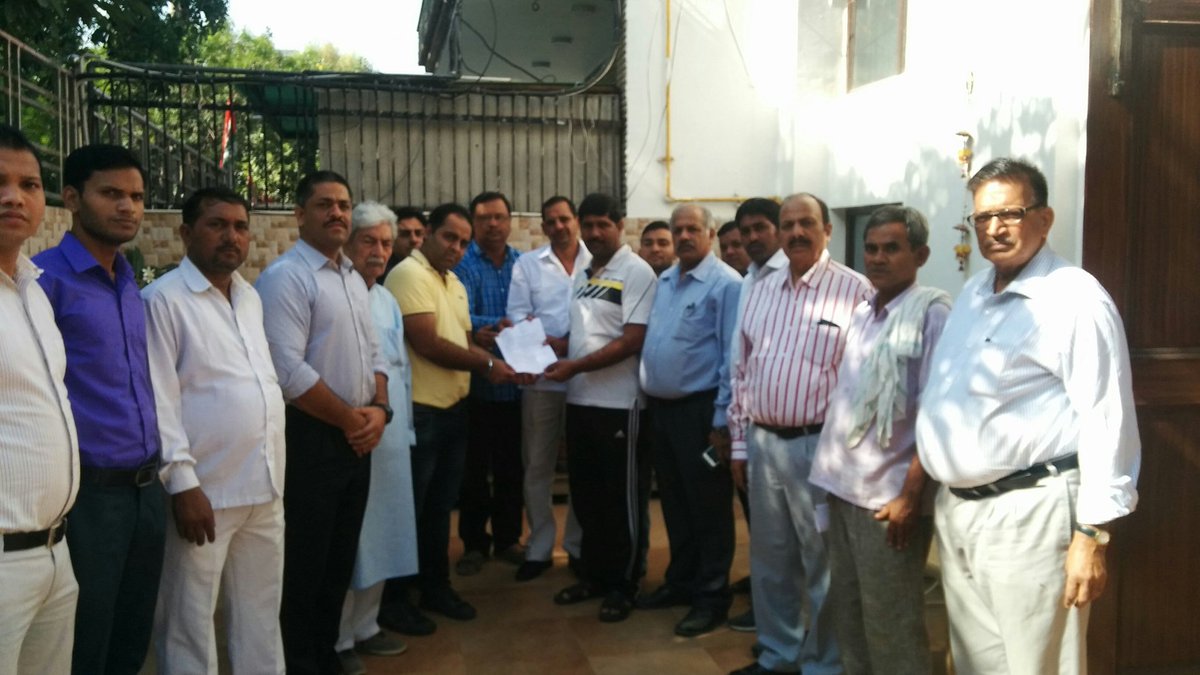 nishantkatoch's tweet photo. @Sec137Noida @FrescoResidents @TOINoida @ashokchauhanup  resolving garbage, horticulture , roads, voterid issues for sec137. Thanks Ashok ji https://t.co/PC9uyfZnJf