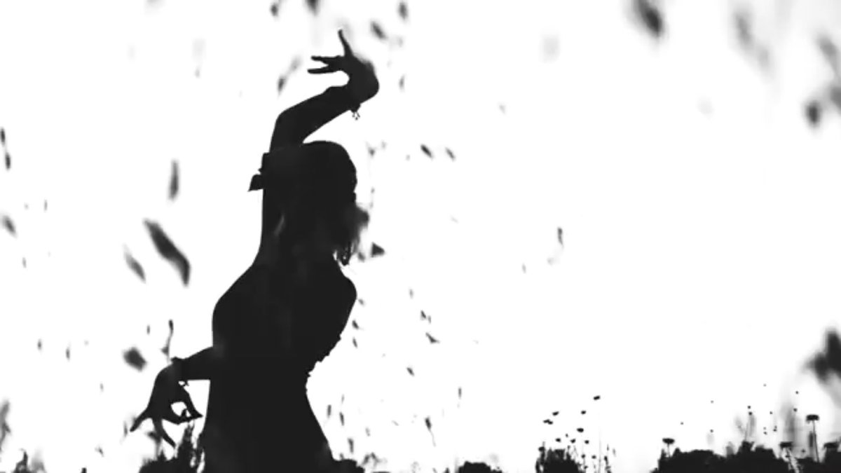 SrtaBeache's tweet photo. Y qué bonita es la vida mientras sigamos bailando. https://t.co/pUY10EJjz5
