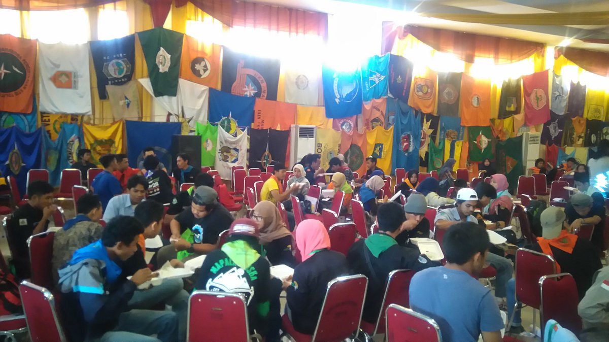 Setelah waktu isomah panitia membagikan peserta TW Makan siang. Lebih seruhnyaa panitiapun ikut makan
<a href="/Mapala_UMI/">MAPALA UMI Makassar</a>