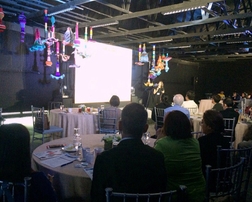 DesignWeekPH's tweet image. Visitors listened intently to Julia Nebrija who shared tips and strategies to inspire creatives in the Philippines. #DesignWeekPH