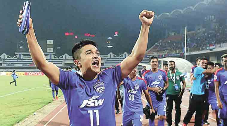 SportDuniaa's tweet photo. #SunilChhetri rises to the occasion, literally; #Bengaluru FC in #AFCCup2016 final  #sportnews @SportDuniaa @NikGondaliya @MJRAVAL6 https://t.co/ssrLTAeMTh