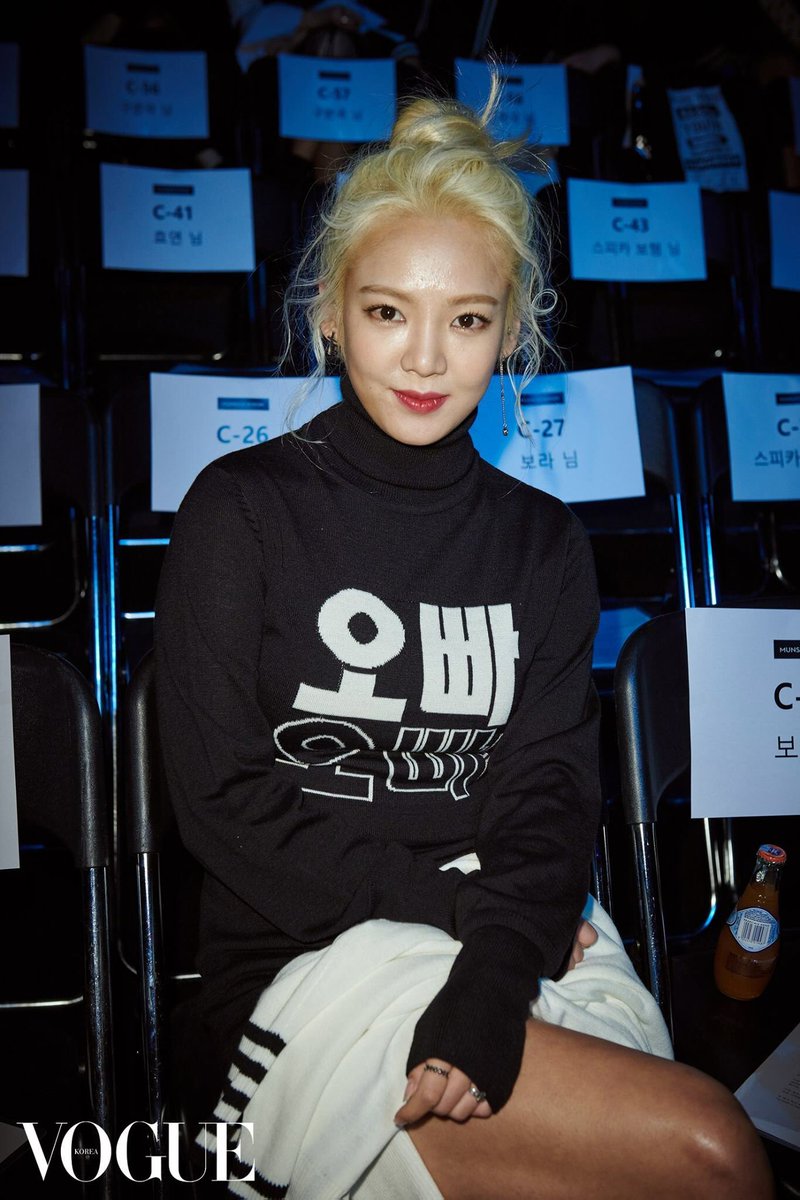 [PIC][19-10-2016]HyoYeon tham dự sự kiện ra mắt BST Xuân - Hè của thương hiệu "Munsoo Kwon" trong khuôn khổ "2017 S/S HERA Seoul Fashion Week" vào hôm nay CvL6rXZVYAESQ9c