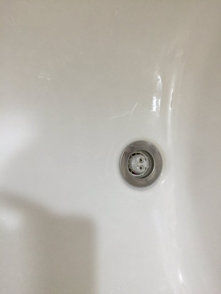 排水口から覗く顔 こちらを見ているトーマスに心臓止まるかと思った 話題の画像プラス