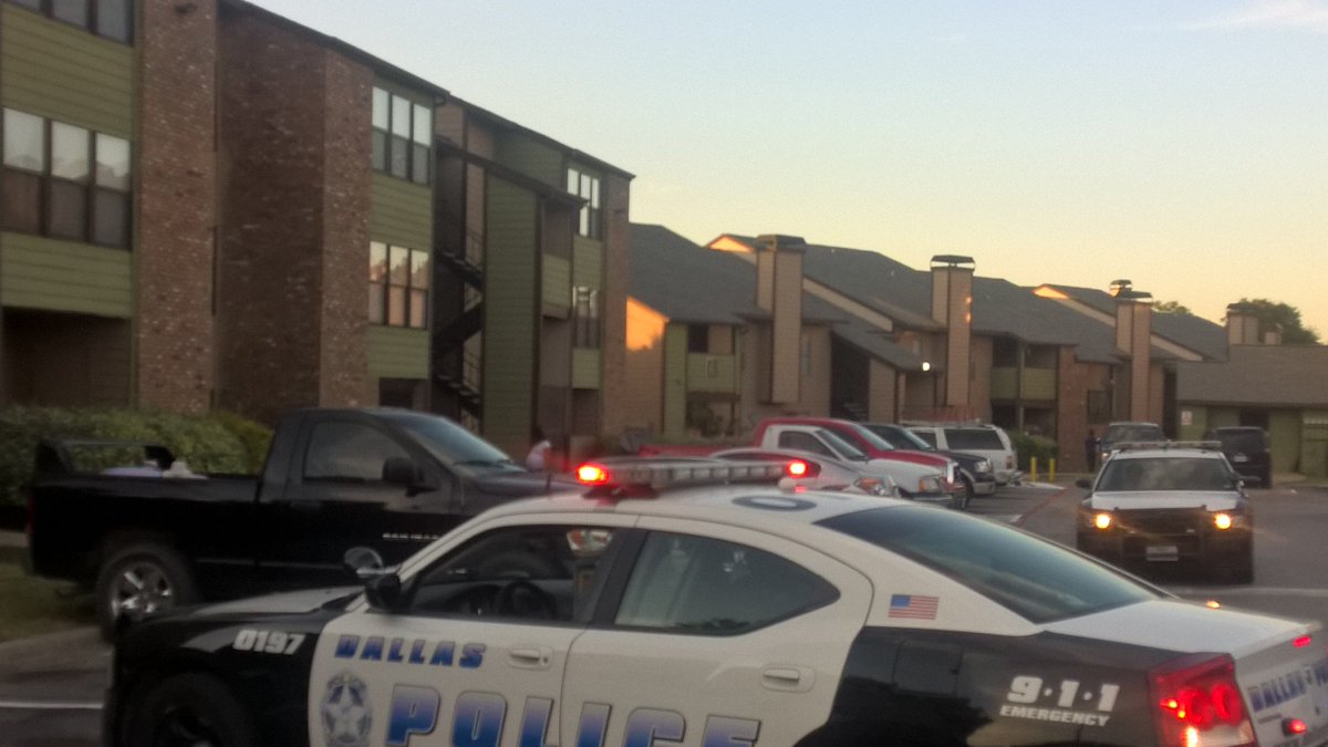 MLevel_DPD's tweet photo. @DallasPDVCTF @DallasPD @DPDJunger Narcs&amp;Metro execute warrant at 3300 Lombardy. WeWontStop https://t.co/fKyJnY4qvp
