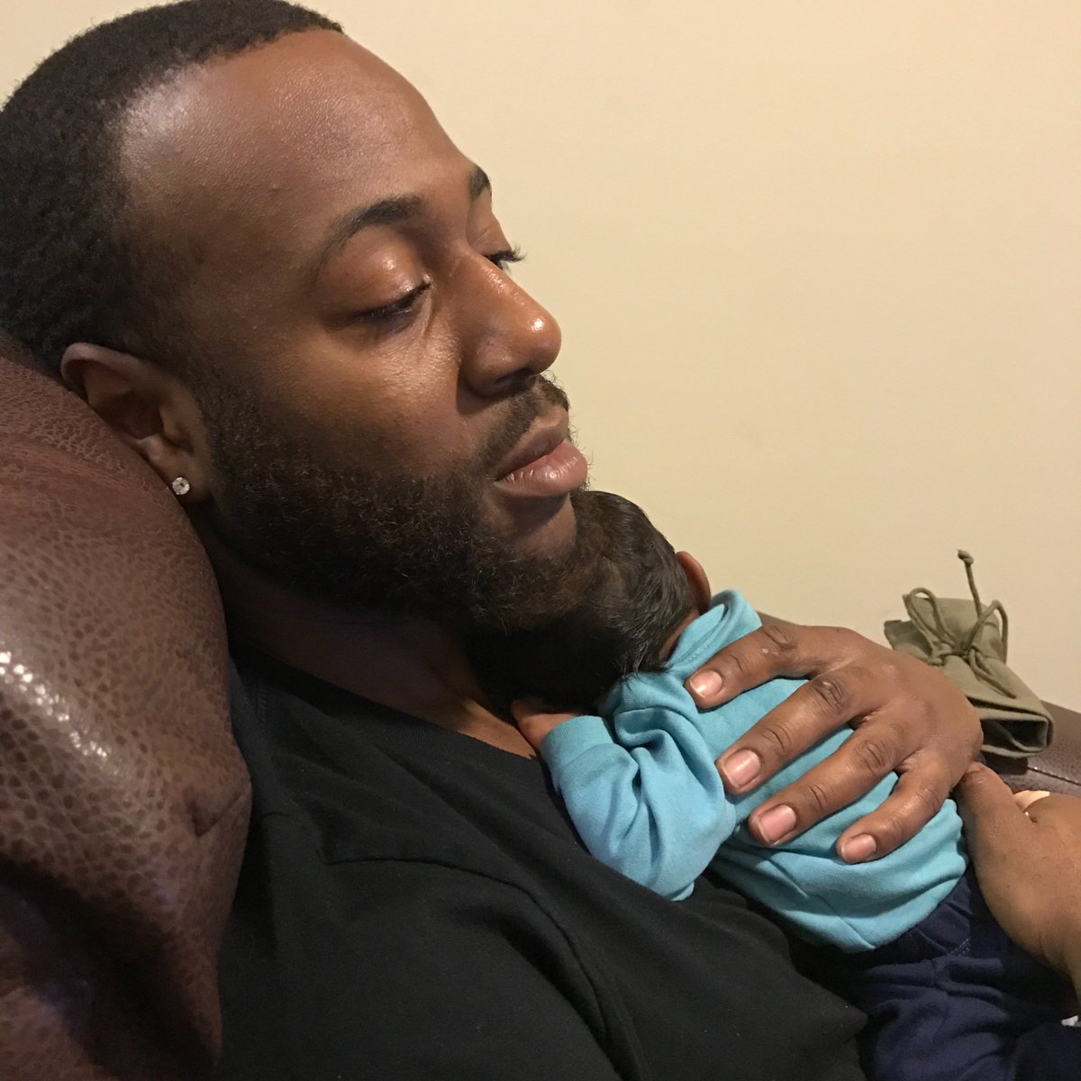 Simply_Suzanna's tweet photo. Watching the debate with Daddy
#IUBI & #IUBII
#BlackBoyJoy
@King_IU https://t.co/NLqOKfmp4H