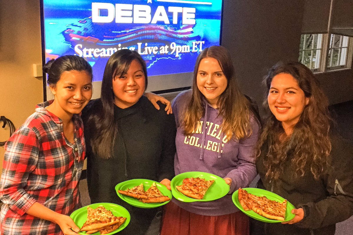 It's #debatenight! Thank you to the Linfield political science department for hosting #PizzaAndPolitics. 🇺🇸🍕