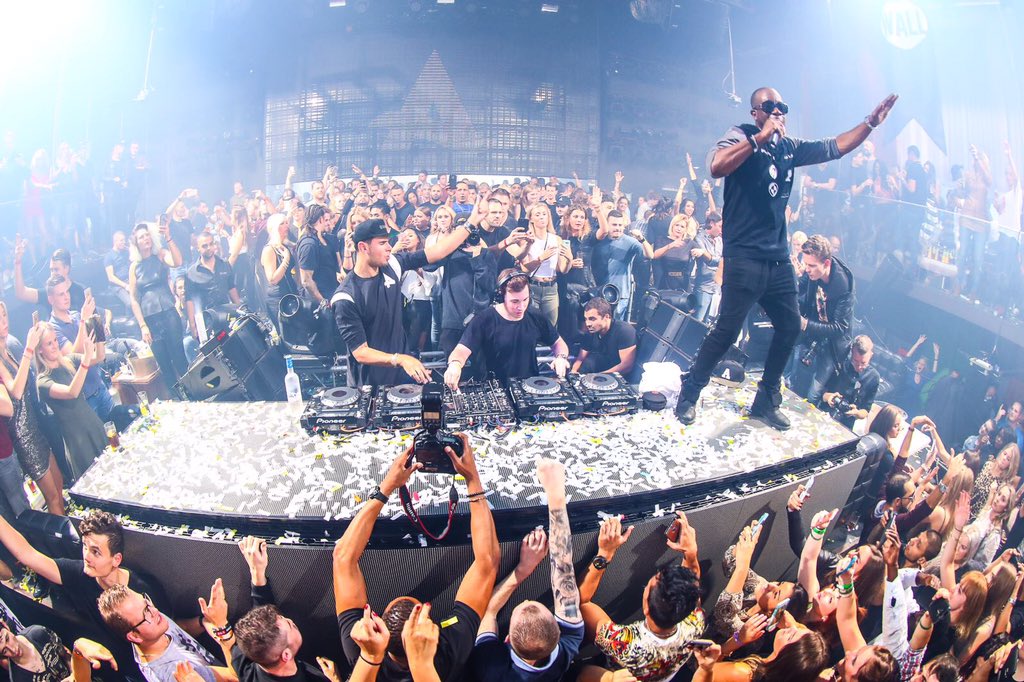 wallrecordings's tweet photo. Shout out to @HARDWELL for joining @afrojack on stage!! 🙌🏼 #ADE #WallRecordingsLabelNight https://t.co/ypUsDGonIx