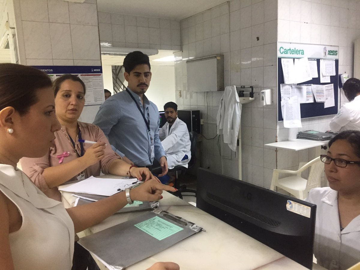 YulletErazo's tweet photo. Verificando personalmente en los sistemas con la Dra. Médica del @IESSHTMC que no falte medicinas ni equipamientos para nuestros pacientes. https://t.co/DEijQH6LFx