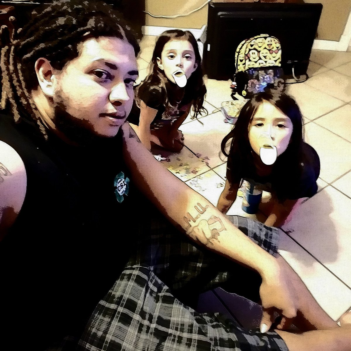 HustleBMU's tweet photo. JUST CHILLIN W/ THESE 2 #ClowningAround #Pringles #DuckFace https://t.co/sln7MKBdUW