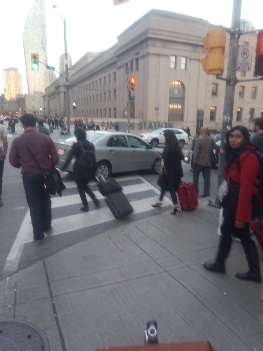 pedalpapa's tweet photo. Seriously Toronto drivers: grow up. Front Street. Ridiculous. CC @JohnTory #GridlockTo #Walkto https://t.co/MJdLDWVfVO