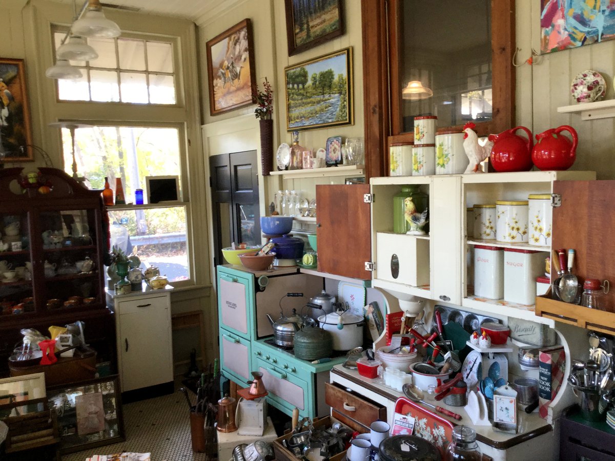 TheAntiqueOlive's tweet photo. SHOP LIQUIDATION SALE 30%-50% OFF! Thursday thru Saturday 11 AM to 3 PM thru 11/5 or by appointment 203-456-4138 #vintage #shopsmall #sales https://t.co/Ur9gi91JpF