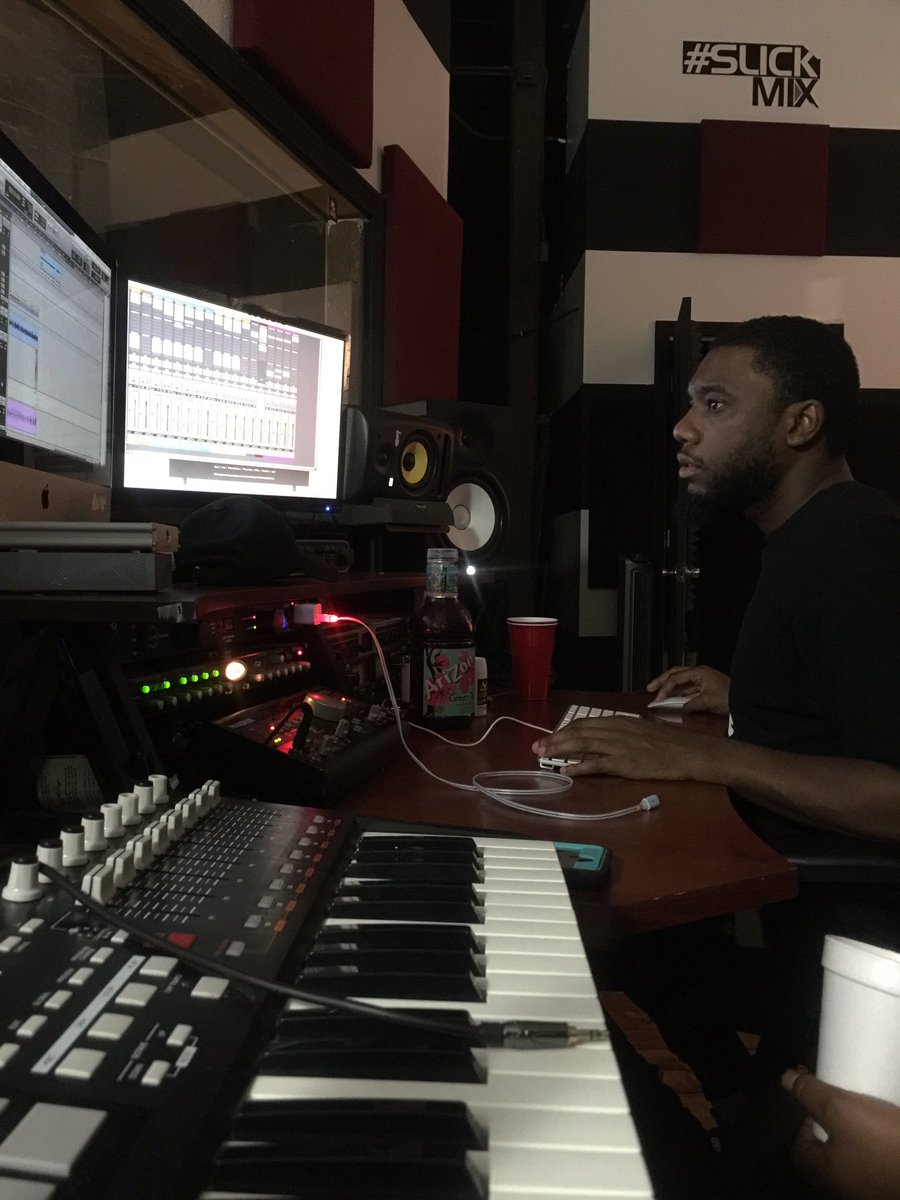 GenrusHS's tweet image. Watchin this man @MikeSlickHS mash up this track!! #slickmix #studio #session