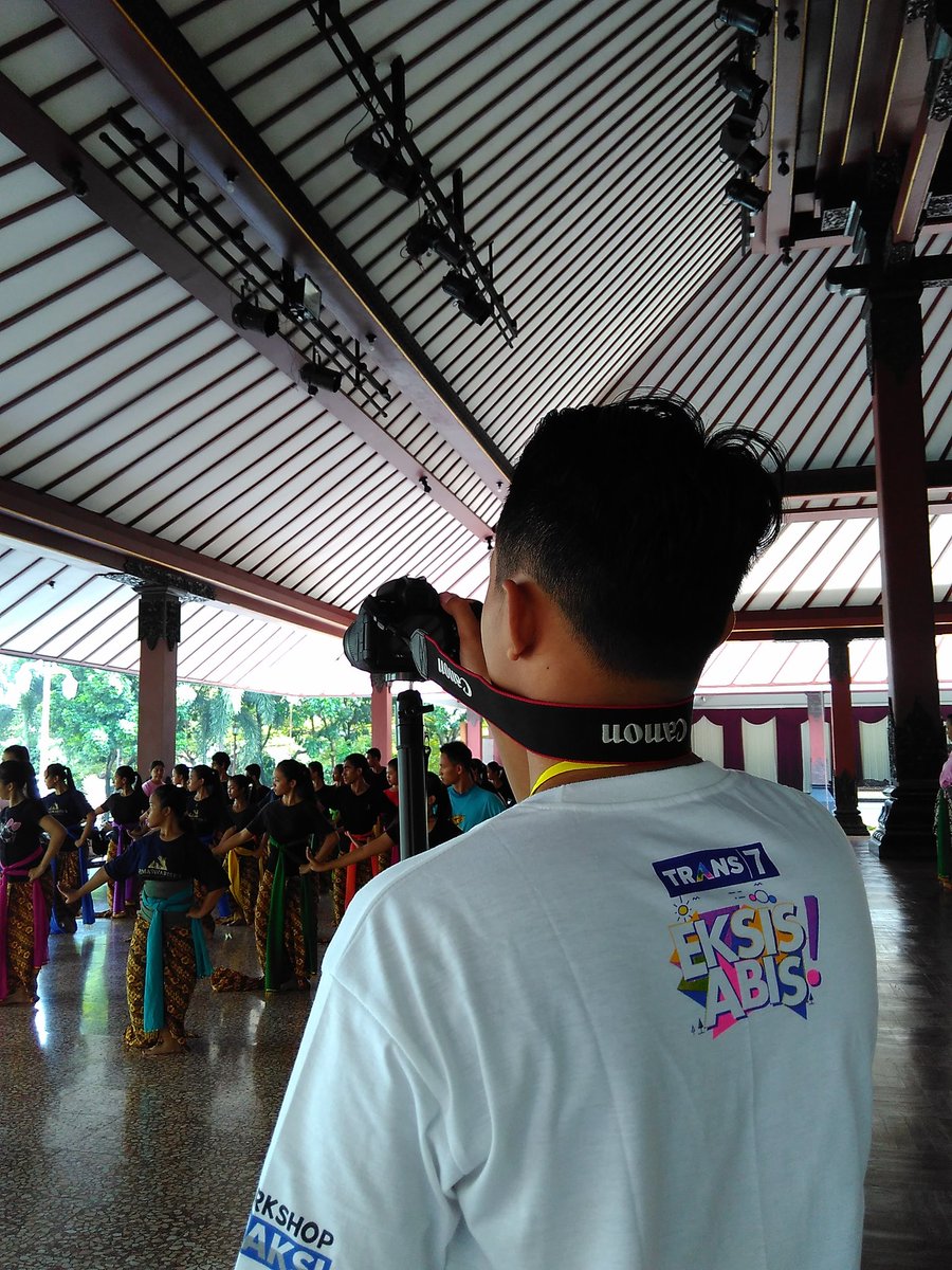 Praktek liputan Workshop Redaksi TRANS7 di Institut Seni Indonesia, liputan latihan menari mahasiswa ISI Surakarta.