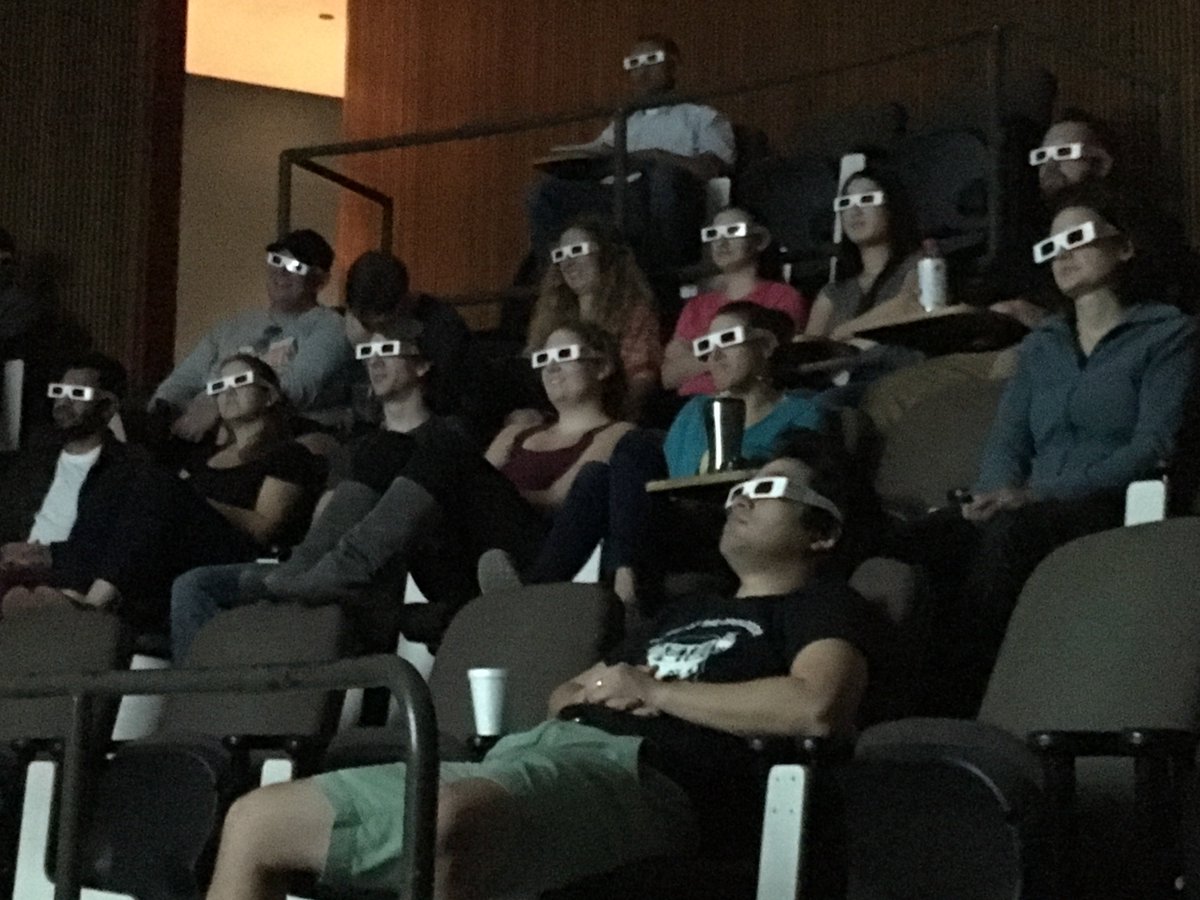 <a href="/UCDavis/">UC Davis</a> Earth &amp; Planetary Sci people learning how <a href="/carlye_peterson/">Dr. Carlye Peterson she/her</a> uses 3D visualization to teach oceanography w/ <a href="/keckcaves/">KeckCAVES</a> software