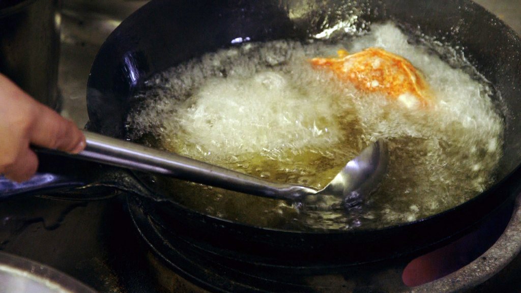 ConfuciusFoodie's tweet photo. Try using peanut oil for stir- and deep-frying Chinese #food. It has a high smoke point and a nutty flavor. #cooking https://t.co/M8Dv9EBqBT