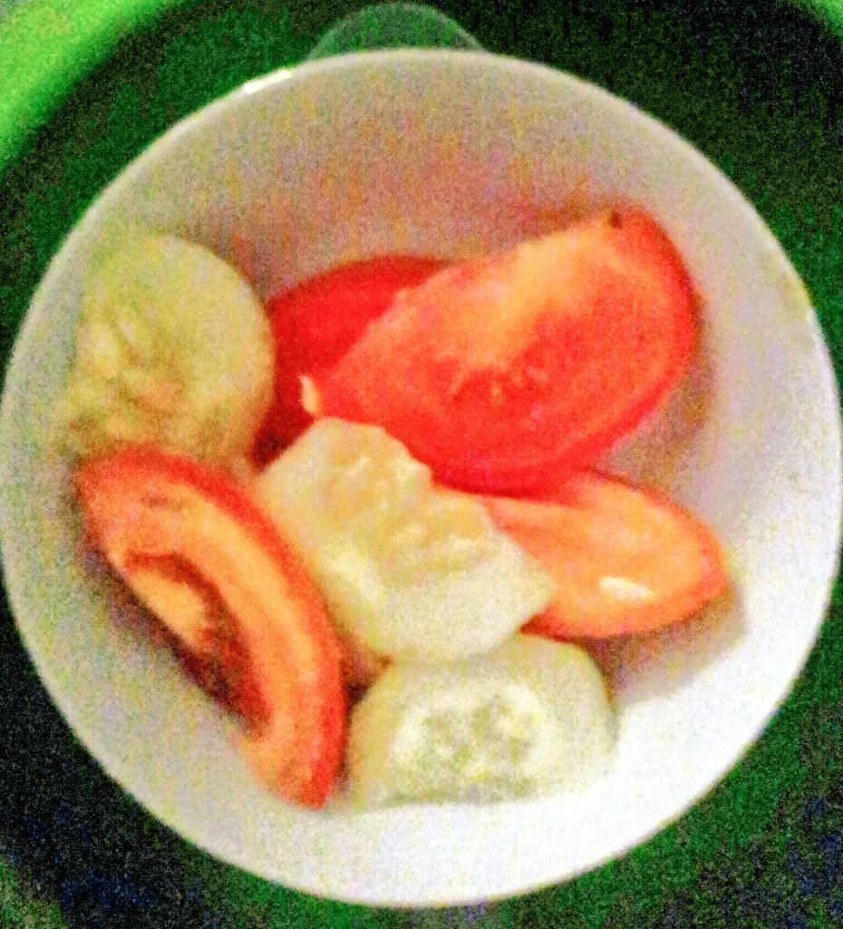 tankokseng61's tweet photo. #29oct16 #ThursdayBreakfast #TwoHalfBoiledEggs #KopiTiamStyle #Tomatoes #CucumberSlices #MilkDrink #CongeeWith #Carrot https://t.co/1WfgbpYyFj