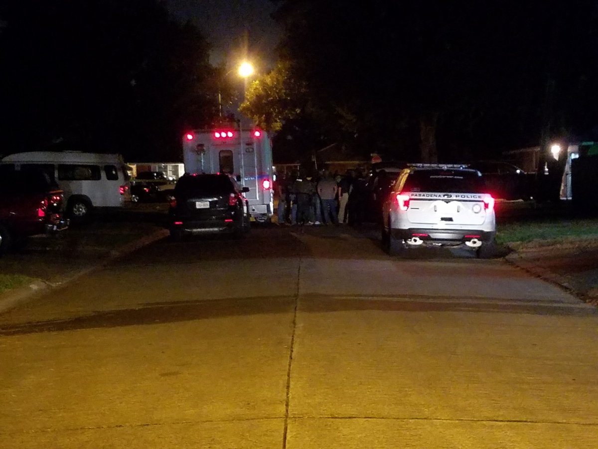 KPRC2Keith's tweet image. Officer involved shooting scene in Pasadena...@PasadenaPD officer wounded a suspect. The latest on @KPRC2 at 10
