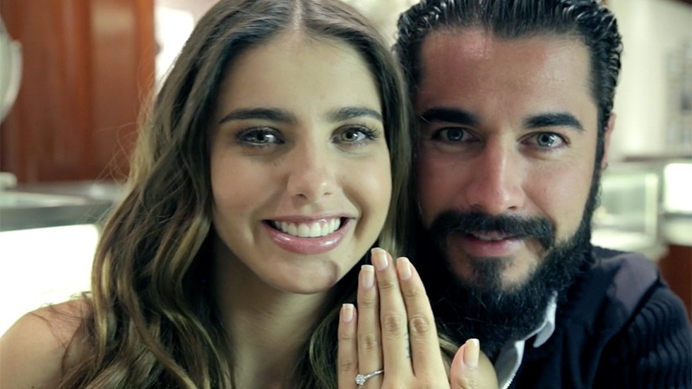 GlamourMex's tweet photo. .@michellerenaud y Josue Alvarado sellan su amor de una forma muy especial y Tiffany se convirtió en su cómplice https://t.co/FWjVUa3ynz https://t.co/sfZMcRzHSI