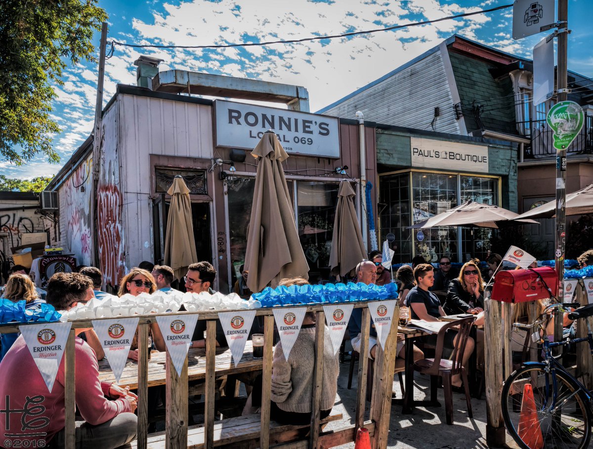 HollyElmoreATL's tweet photo. #Toronto's Kensington Market was filled with #eclectic, fun spots to enjoy an afternoon beer & nosh with good friends. #bar #eclecticbar https://t.co/8caMmJmoPN