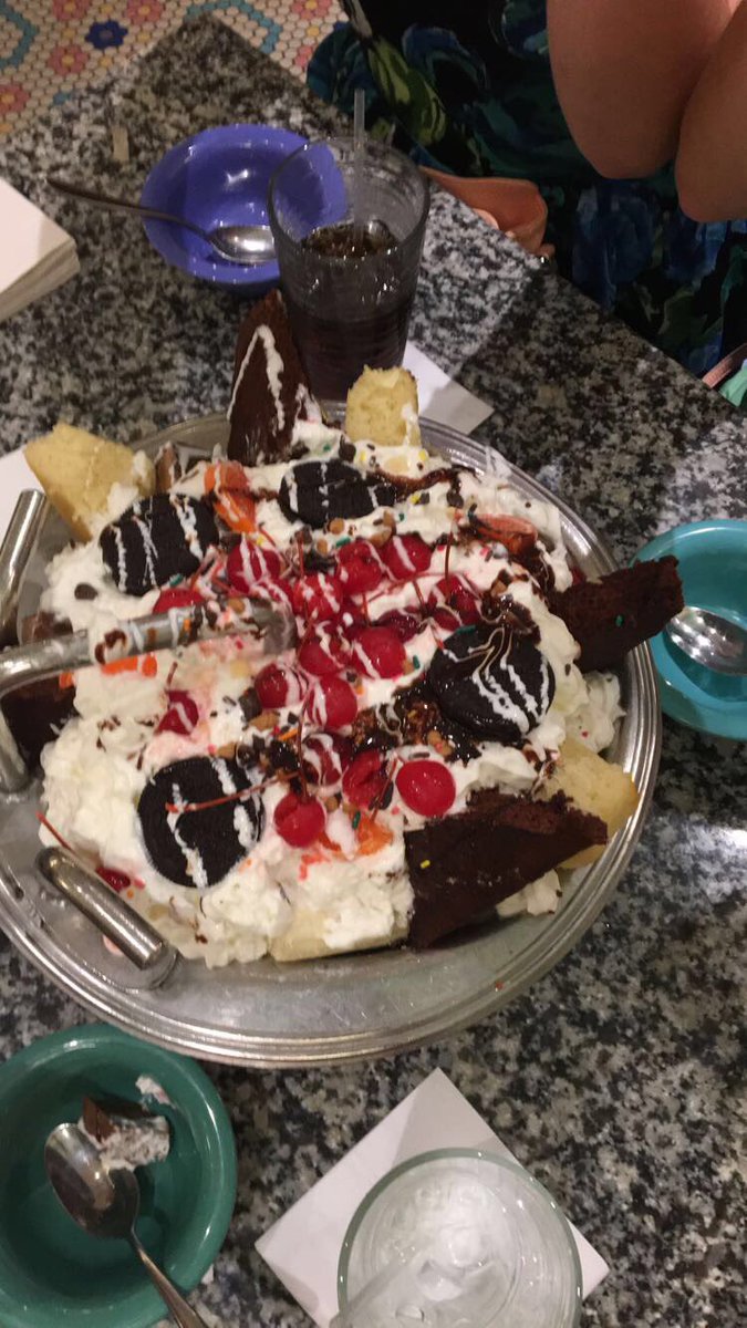 j_aikens32's tweet photo. Ate some ice cream with my main beaches.🍧🌴😉 #beachesandcream #dcpfall2016 https://t.co/lUxvoXfA0O