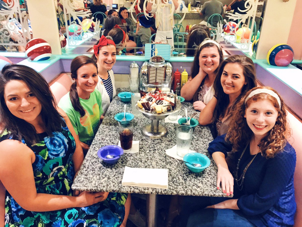 j_aikens32's tweet photo. Ate some ice cream with my main beaches.🍧🌴😉 #beachesandcream #dcpfall2016 https://t.co/lUxvoXfA0O