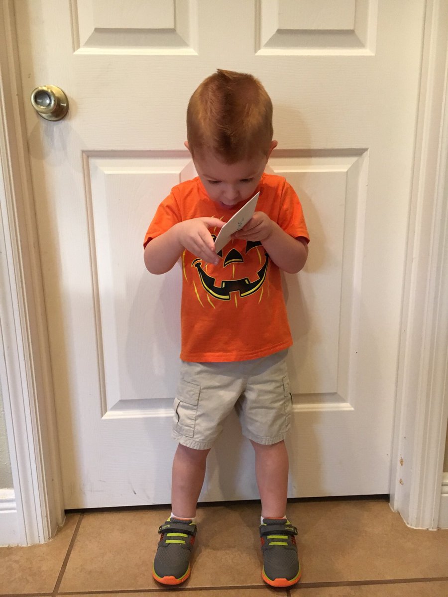 KarenMChenoweth's tweet photo. ...when u realize there are 2 whole dollars in the envelope & u get to pick out any $2 🎃 in the 🎃 patch!! 😳😜#beingtwo #preschoolmindset https://t.co/eFuYuutDM5
