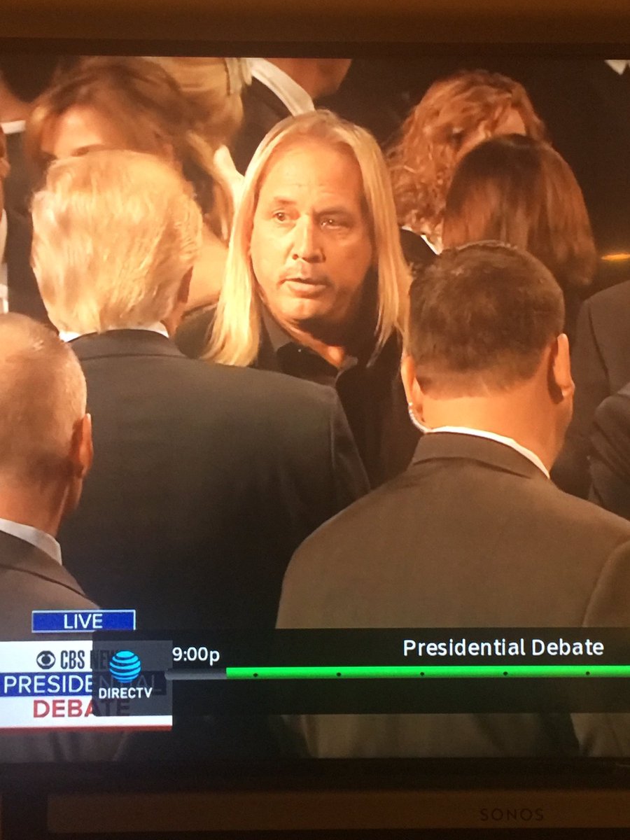 Everybody just saw this right? Vince Neil from Mötley Crüe bro'ing down with #Trump at #debatenight