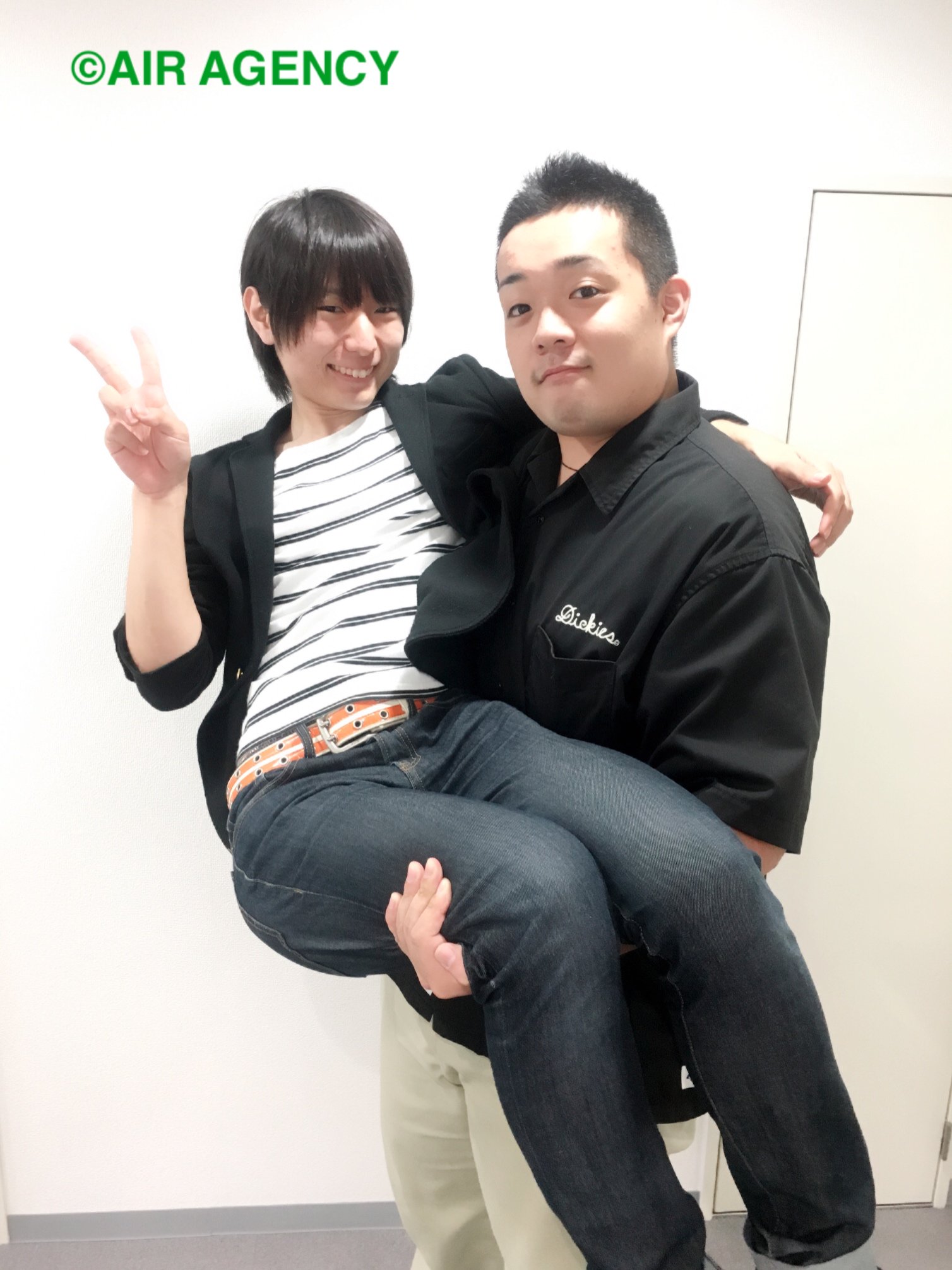 Air Agency V Twitter Moe Pro11 せっちゃんはじめました2部のチケットが完売致しました 本当に有り難う御座います 1部のチケットは好評発売中です 写真はair Agenyきってのマッチョ木内太郎にお姫様だっこをされる伊藤節生 イベント詳細 T Co Air Agency V Twitter Moe Pro11 せっちゃんはじめました2部のチケットが完売致しました 本当に有り難う御座います 1部のチケットは好評発売中です 写真はair Agenyきってのマッチョ木内太郎にお姫様だっこをされる伊藤節生 イベント詳細 T Co