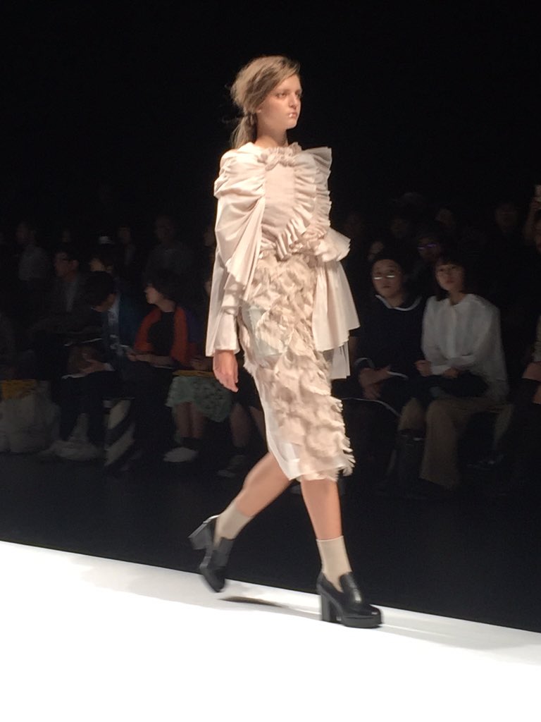 装苑 So En デンマーク出身 東京で2回目のコレクションを発表したanne Sofie Madsen テープで留めたようなアブストラクトな服 解体 再構築の服の中で ロマンティックなラッフルのルックが余韻を残していました Amazonfwt 装苑 So En デンマーク出身 東京で2回目のコレクションを発表したanne Sofie Madsen テープで留めたようなアブストラクトな服 解体 再構築の服の中で ロマンティックなラッフルのルックが余韻を残していました Amazonfwt