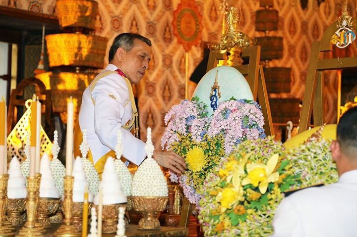 tonkumchoke's tweet photo. พวงมาลาของสมเด็จพระนางเจ้าฯ พระบรมราชินีนาถ ในพระราชพิธีบำเพ็ญพระราชกุศลสัตตมวารพระบรมศพ มีการตกแต่งดอกไม้เป็นรูปหัวใจ ซึ่งพบเห็นไม่บ่อยนัก https://t.co/Vkel4kpHzs