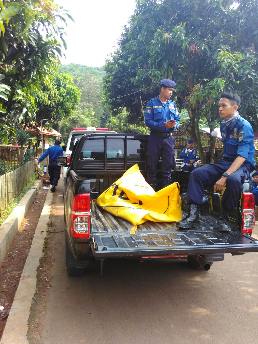 damkar_pwk's tweet photo. Penyelamatan korban tenggelam d jatiluhur.
@DediMulyadi71 https://t.co/aBacWzFyqs