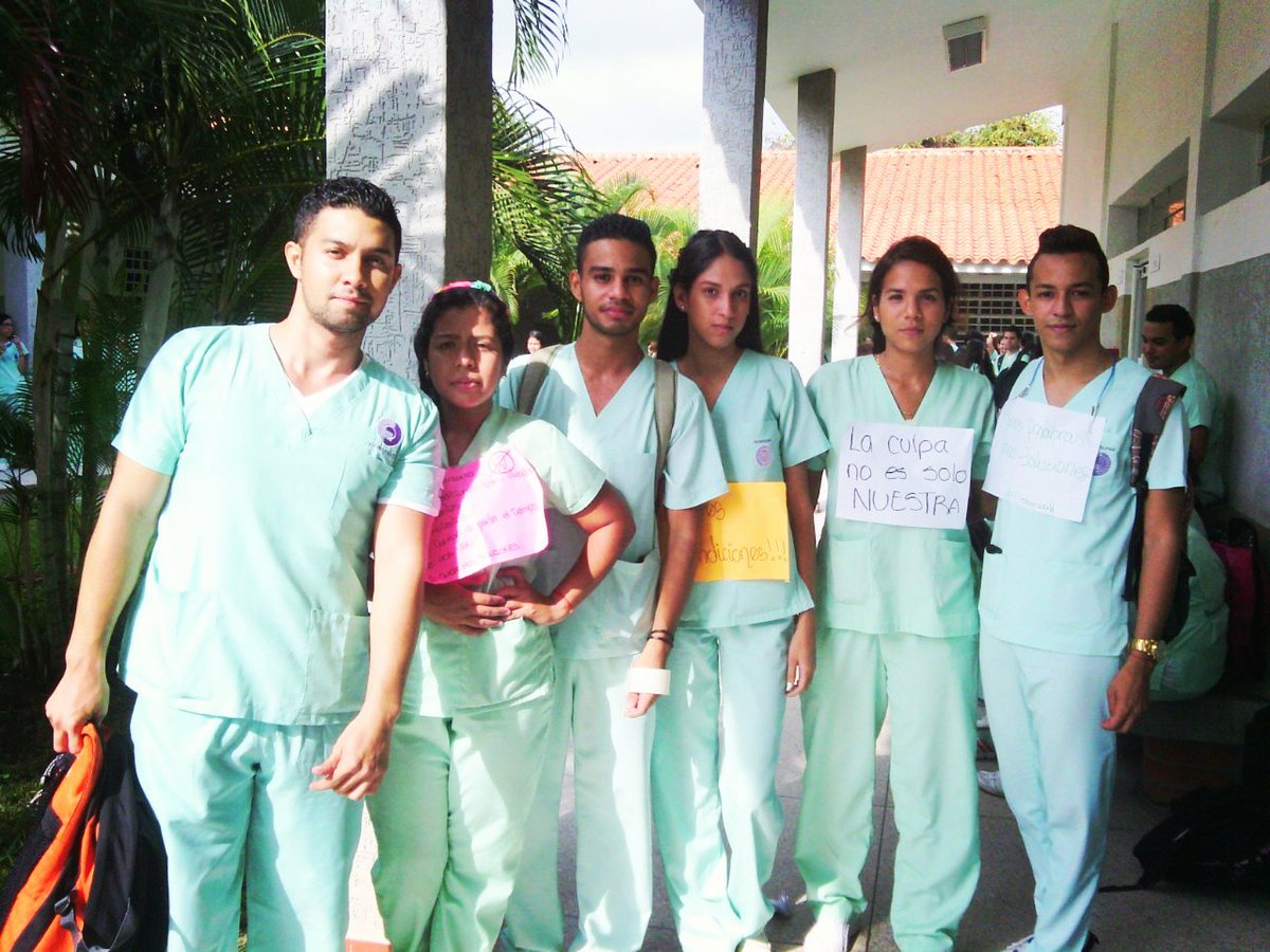 gusleidyortiz's tweet photo. Protesto por que quiero una mejor facultad #FOUCencrisis @DALEodontologia @jessydivo @Impulso50_50 https://t.co/aWVYdPnmwk