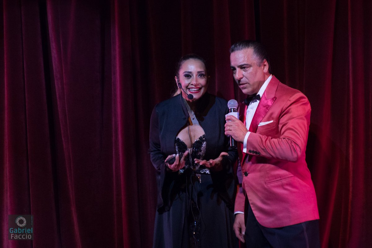 DESLUMBRO EL ESPECTACULO "RAIZ Y TANGO", ANDREA GHIDONE Y HUGO DEL CARRIL COLMARON EL <a href="/TeatroAstros/">Teatro Astros</a> 
uadavbuenosaires.com.ar/2016/10/deslum…