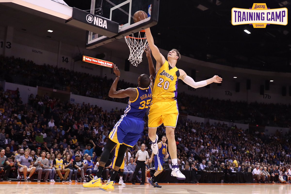 Mozzy breaks up the Warriors' alley-oop with an enormous swat that leads straight to a #Swaggy3! https://t.co/HqGNLPFgRm